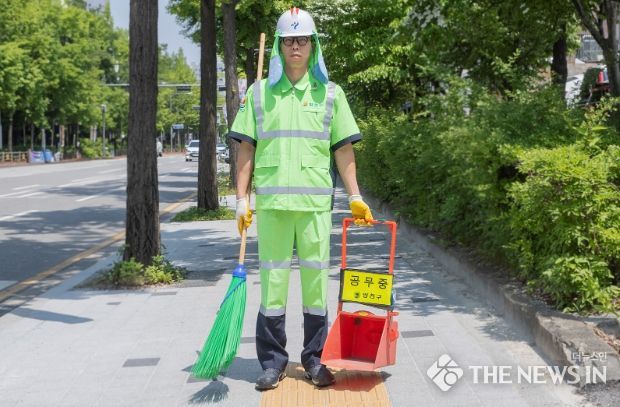기능성 원단으로 개선된 근무복을 착용한 양천구 환경공무관 모습