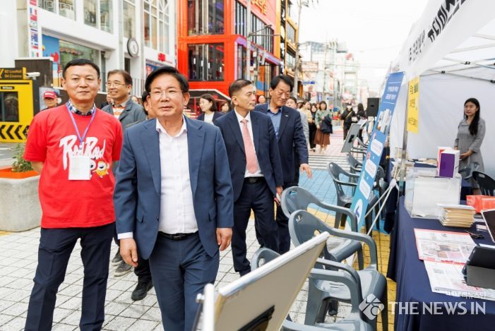 지난해 열린 홍대 청년 일자리 페스타에 참석해 현장을 둘러보는 박강수 마포구청장