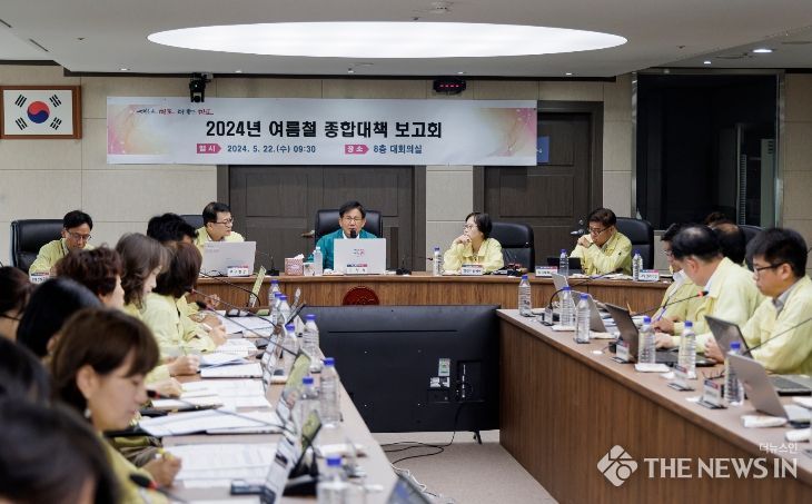 2024년 여름철 종합대책 보고회에서 안전에 관한 당부를 전하는 박강수 마포구청장