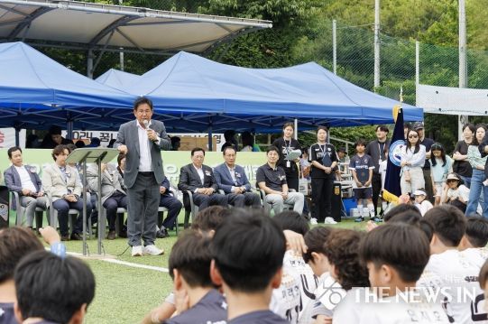 박강수 마포구청장이 제2회 마포구청장배 유소년 축구대회에 참석해 선수들에게 격려의 말을 전하고 있다.