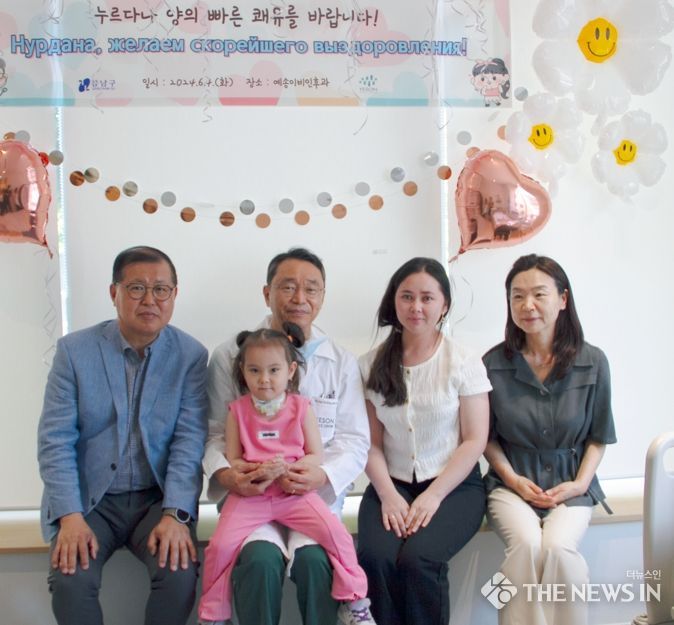 왼쪽부터 정헌재 강남구 부구청장(첫 번째), 김형태 예송이비인후과 대표원장(두 번째), 김서경 강남구 관광진흥과장(네 번째)