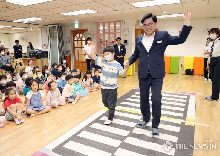 박일하 동작구청장이 지난해 6월 구립상도어린이집에서 실시한 교통안전교육에 참석해 어린이와 함께 실습을 진행하고 있는 모습