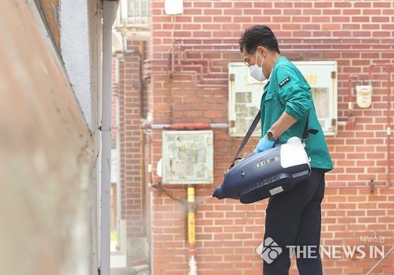 21일 전지역 대상 대대적 민관합동 집중방역활동에 참여한 이기재 양천구청장