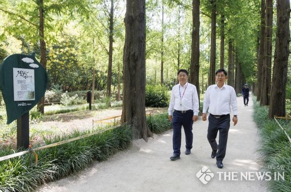 박강수 마포구청장(오른쪽)과 오은택 부산 남구청장(왼쪽)이 시인의 거리를 걷고 있다.