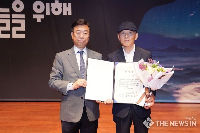 6·25 참전용사 유족에 무공훈장 전수(신상진 성남시장과 고(故) 윤영 상병의 동생 윤철 씨)