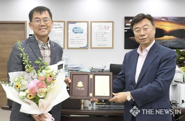 성남시는 최근 분당판교청소년수련관 수영장에서 물에 빠져 의식을 잃은 10대 박모 군을 인공 호흡으로 구조한 김재광 의사(왼쪽)에게 감사패를 전달했다