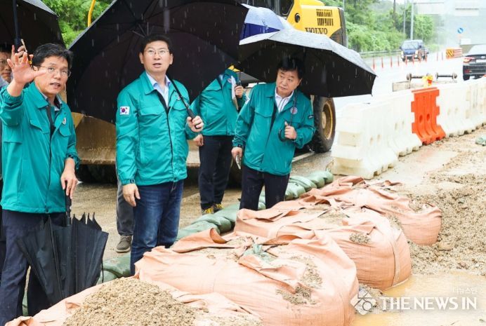 이상일 용인특례시장이 18일 폭우로 인해 지반침하 현상이 발생한 수지구 성복동 현장에서 전문가들과 피해 방지 대책을 논의하고 있다.