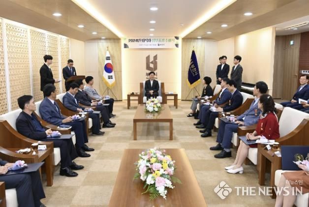 부천시(시장 조용익)는 지난 19일 퇴직공무원 15명에 대한 정부포상 수여식을 개최했다.
