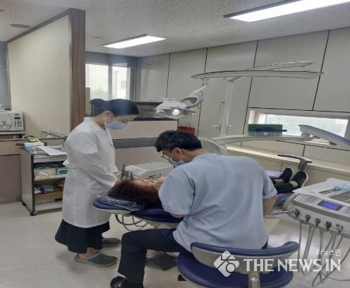 혜명양로원 어르신들이 무료 건강검진을 받고 있다