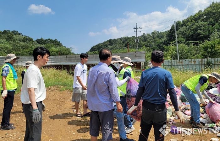 쓰레기 더미를 뒤져 돈 봉투 찾아준 안동시 공무원