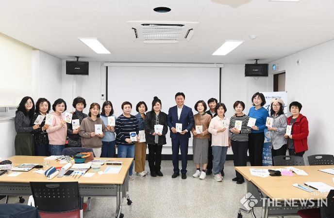 조용익 부천시장이 주민자치프로그램 캘리그라피 수업에 참여해 아기환영 출생축하카드를 제작 후 수강생들과 기념촬영을 하고 있다.