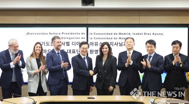 25일 오후 경기도청 서희홀에서 김동연 경기도지사가 이사벨 디아스 아유소 (Isabel Díaz Ayuso) 스페인 마드리드주 주지사와 마드리드주 대표단 등과 기념촬영을 하고 있다.