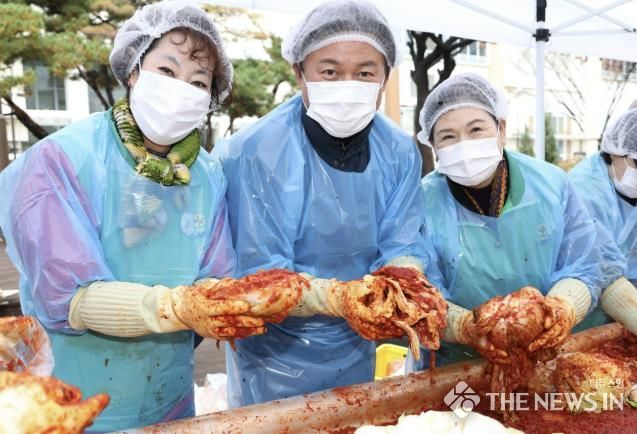 조용익 부천시장이 김장 나눔 행사에서 김치를 담그고 있다.