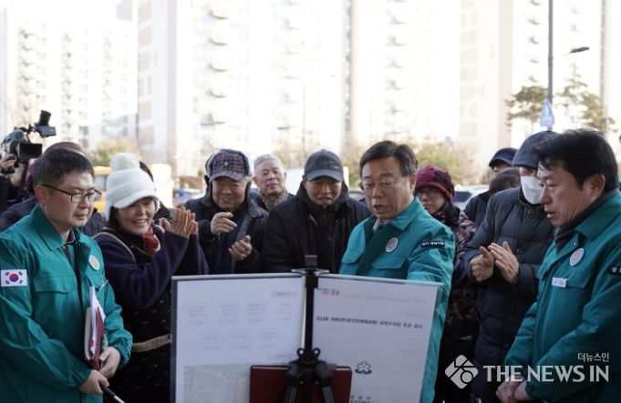 신상진 성남시장이 24일 모란시장 상인들에게 모란생태공원 지평식 주차장 사업에 대해 설명하고 있다.